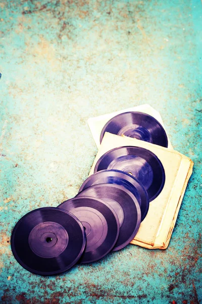 Vue Rapprochée Tas Disques Vinyle Sur Une Table Bois — Photo