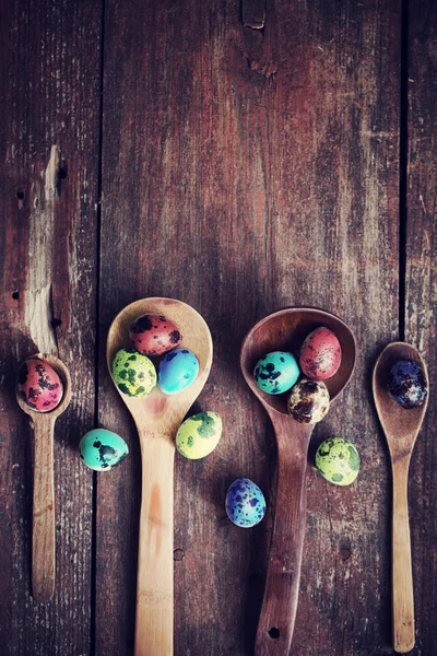 Vista Elevata Uova Pasqua Cucchiai Sfondo Legno — Foto Stock