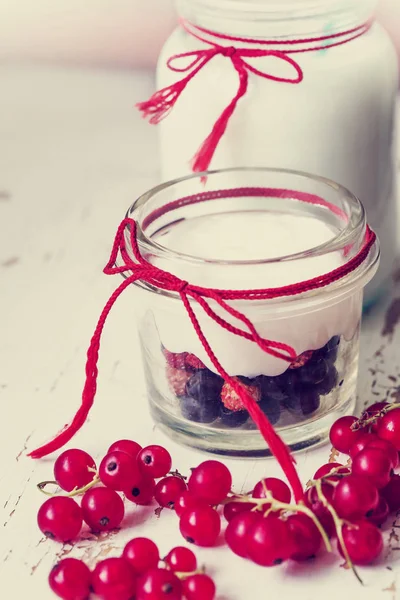 Romige Gedecoreerde Dessert Glas Met Rode Bessen Jar Van Melk — Stockfoto