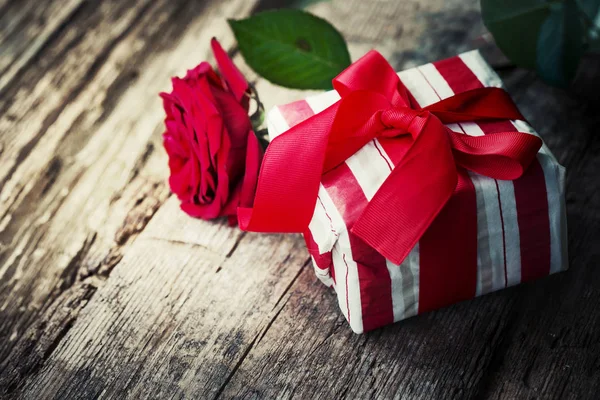 Rosa Roja Suave Con Caja Regalo Sobre Fondo Madera — Foto de Stock