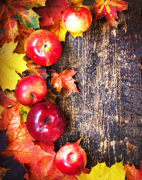 Manzanas Rojas Con Hojas Amarillas Sobre Fondo Madera — Foto de Stock