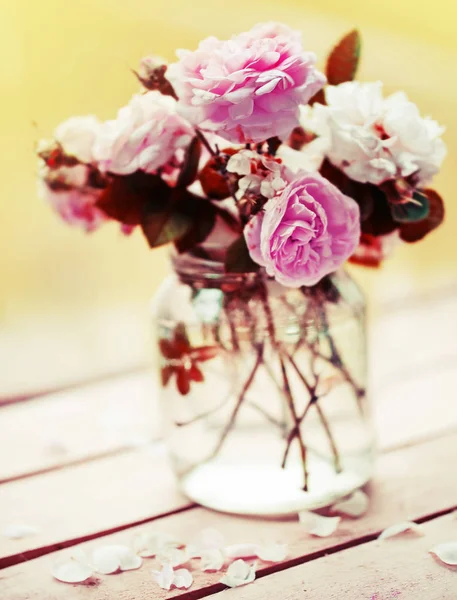 在花园木桌花瓶粉红色和白色牡丹玫瑰花束 — 图库照片