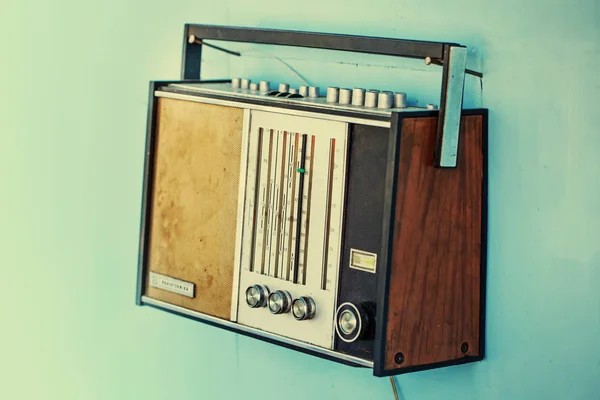 ボタンと白い壁の背景にアンテナとレトロなラジオ プレーヤー — ストック写真