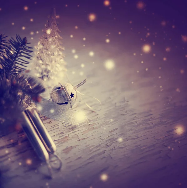 木製の背景にビンテージ スタイルのカラフルなクリスマスの装飾のクローズ アップ ビュー — ストック写真