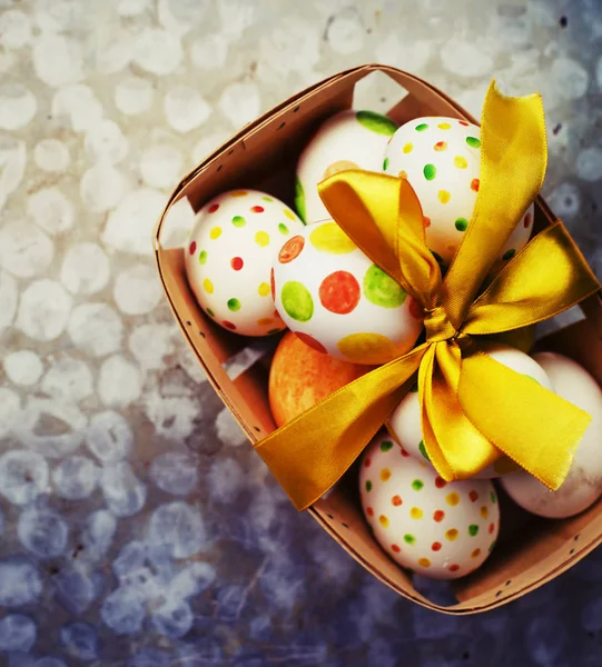 Detailní Pohled Funky Barevný Malovaná Velikonoční Vajíčka Košíku — Stock fotografie