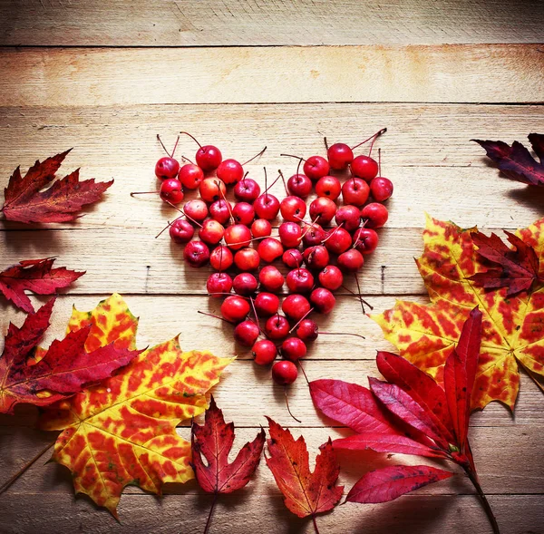 Lindo Corazón Cerezas Con Hojas Otoño Sobre Fondo Madera —  Fotos de Stock