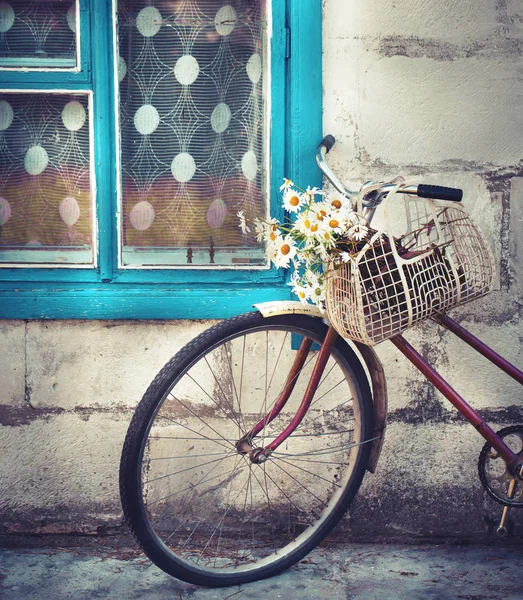 Retro Fahrrad Hausfenster Geparkt — Stockfoto