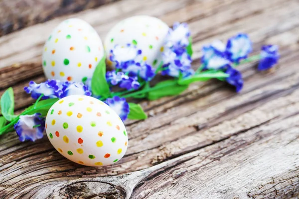 Huevos Coloridos Pintados Con Flores Púrpuras Sobre Fondo Madera —  Fotos de Stock