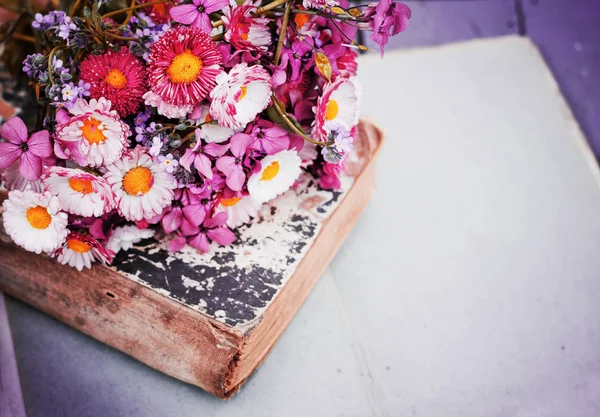 Eski Püskü Eski Kitap Üzerinde Renkli Kır Çiçekleri Buketi — Stok fotoğraf