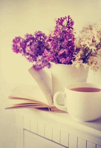 Lilas Violet Avec Livre Ouvert Tasse Blanche Avec Thé — Photo