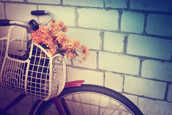 Vista Primer Plano Cesta Con Dientes León Colgando Bicicleta Vintage — Foto de Stock