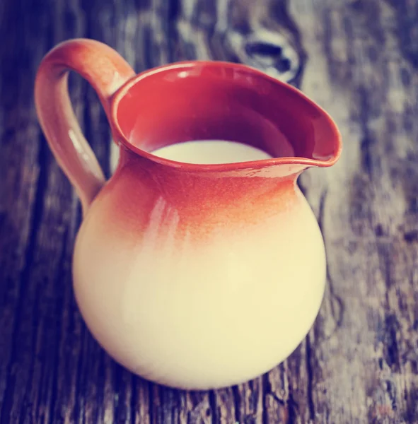 木桌牛奶陶瓷罐 — 图库照片