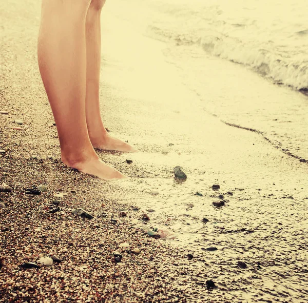 Weibliche Beine Stehen Strand Meer — Stockfoto