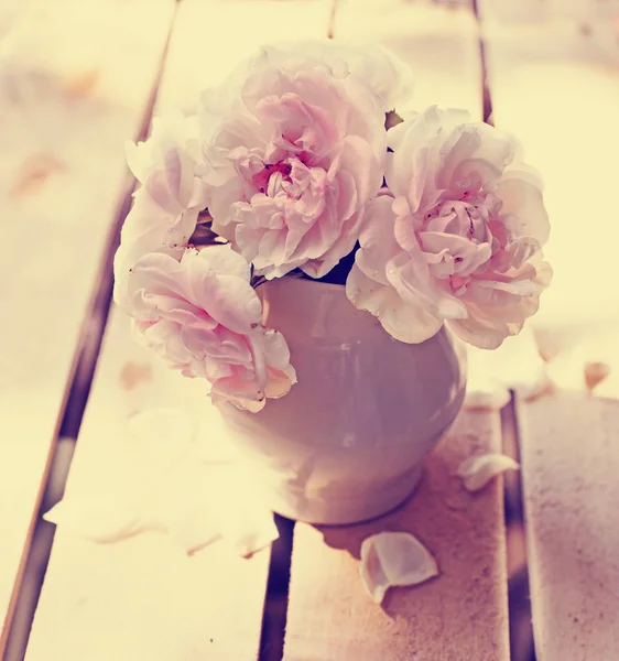 鲜切粉红色牡丹玫瑰在花瓶上花园木桌 — 图库照片