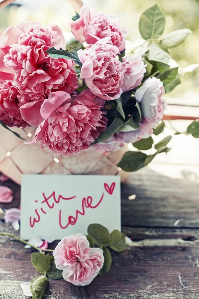 Csodálatos Rózsaszín Virágok Betűkkel Fából Készült Háttér — Stock Fotó