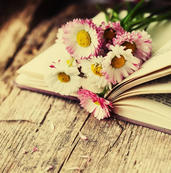 Doğal Kır Çiçekleri Buketi Kitap Ahşap Yüzeyi Üzerinde Görünümünü Portre — Stok fotoğraf