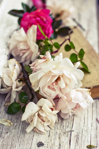 Świeżych Ciętych Róż Piwonia Książki Shabby Drewniany Stół — Zdjęcie stockowe