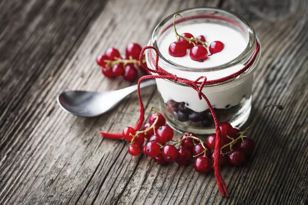 Postre Decorado Cremoso Vidrio Con Bayas Rojas Cuchara — Foto de Stock