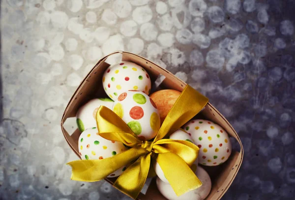 Detailní Pohled Funky Barevný Malovaná Velikonoční Vajíčka Košíku — Stock fotografie