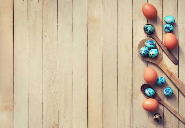 Huevos Pascua Grandes Pequeños Multicolores Cucharas Superficie Madera —  Fotos de Stock