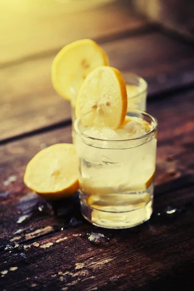 Glas Limonade Mit Eis Auf Holztisch — Stockfoto