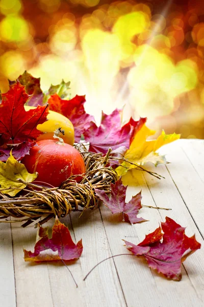 Nahaufnahme Von Herbstblättern Und Kürbissen Auf Holztisch — Stockfoto
