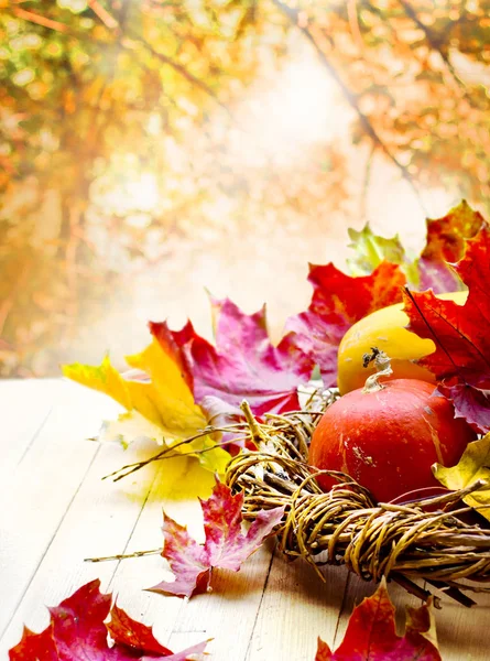 Wyświetlić Zbliżenie Jesiennych Liści Dynie Drewnianym Stole — Zdjęcie stockowe