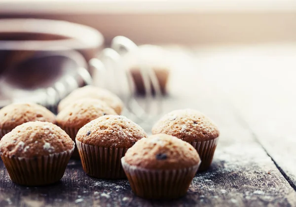 Λαχταριστά Ψητά Cupcakes Στο Ξύλινο Τραπέζι — Φωτογραφία Αρχείου