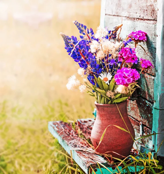 Kytice Barevné Čerstvých Divokých Květů Váze Dřevěné Stěny — Stock fotografie
