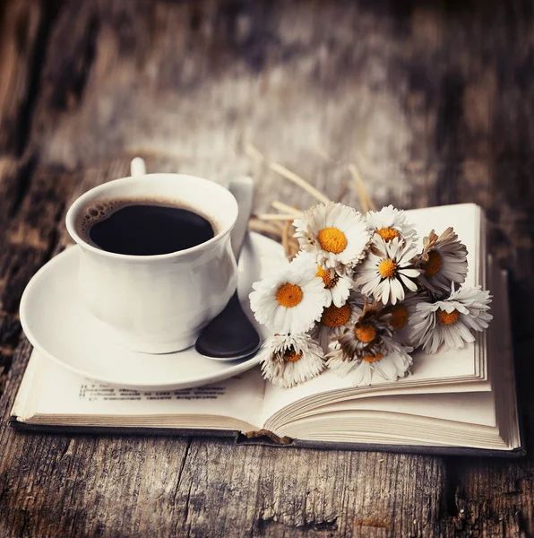 Vue Rapprochée Tasse Thé Frais Avec Livre Fleurs — Photo