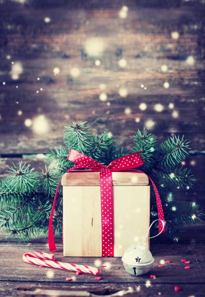 在木背景的节日装饰品包装圣诞礼物特写镜头视图 — 图库照片