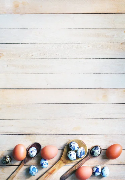 Vista Superior Ovos Páscoa Colheres Fundo Madeira — Fotografia de Stock