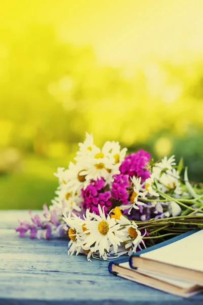 本庭の木製テーブルにカラフルな野生の花の花束 — ストック写真