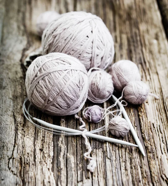 Bunte Fäden Und Stricknadeln Auf Holzgrund — Stockfoto