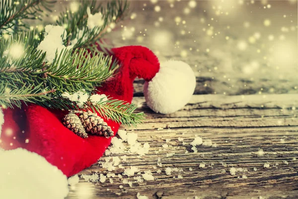 Крупный План Санта Шляпа Сосновые Шишки Снегу Рождественские Украшения Деревянном — стоковое фото