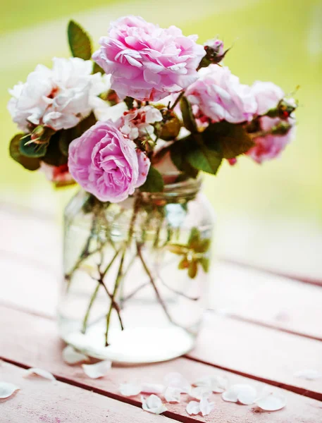 Roze Witte Pioen Rozen Vaas Houten Tuinmeubelen — Stockfoto