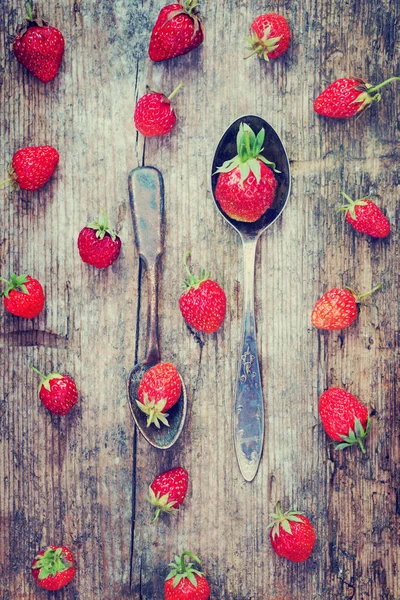 Rijpe Rode Aardbeien Verspreid Houten Tafel Met Lepels — Stockfoto