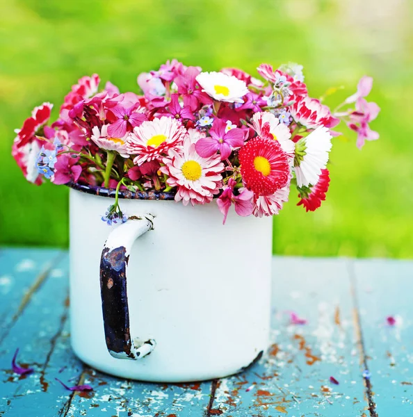 Bouquet Fleurs Sauvages Colorées Tasse Métallique Sur Table Bois — Photo