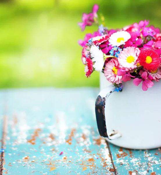 金属の鍋で自然な野生の花の花束のクローズ アップ ビュー — ストック写真