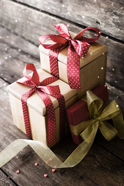 Vista Close Presentes Natal Embrulhados Com Decorações Férias Fundo Madeira — Fotografia de Stock