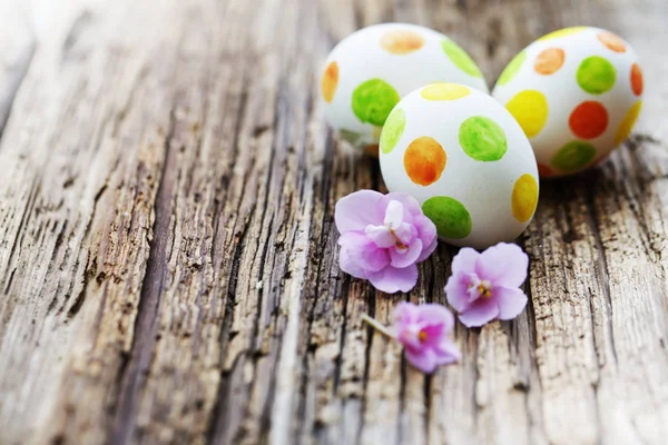 Vista Cerca Coloridos Huevos Pascua Pintados Sobre Fondo Madera — Foto de Stock