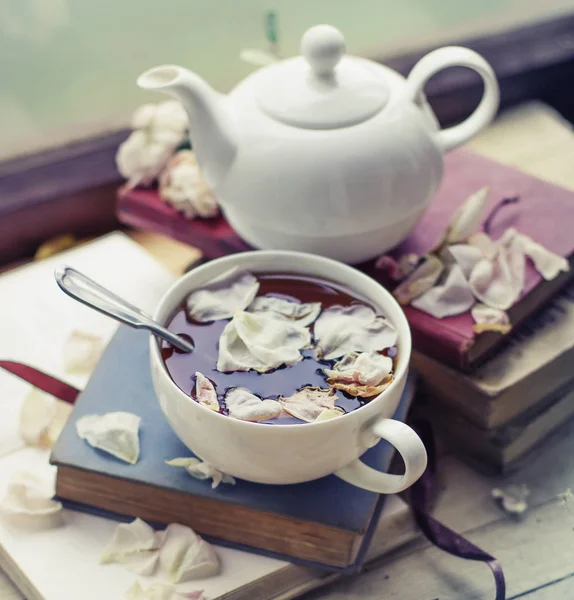 Nahaufnahme Einer Frischen Teetasse Mit Büchern Und Blütenblättern — Stockfoto