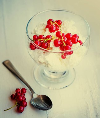 kırmızı meyveler ve tablo kaşık ile cam kapta beyaz dondurma