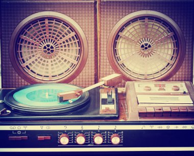 vintage vinil plak çalar ahşap arka plan üzerinde görünümünü portre