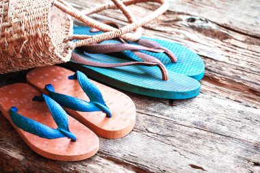 Flip flop hasır tote ahşap yüzey üzerinde renklendirilmiş