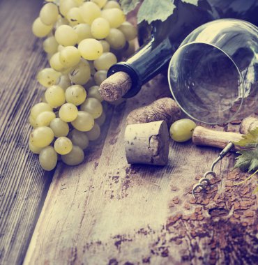 şişe beyaz şarap, üzüm ve mantarlar ahşap tablo