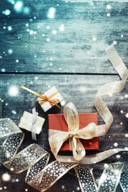 vintage tarzı ahşap arka plan üzerinde renkli Noel süslemeleri closeup görünümü