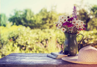 doğal kır çiçekleri buketi metal tencerede closeup görünümü