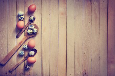 ahşap zemin üzerine kaşık Paskalya yumurta yükseltilmiş görünümü