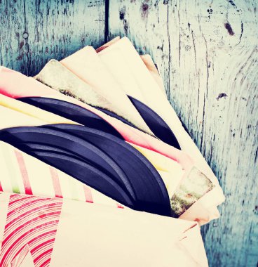 vinil kayıtları yığın closeup görünümünü ahşap tablo